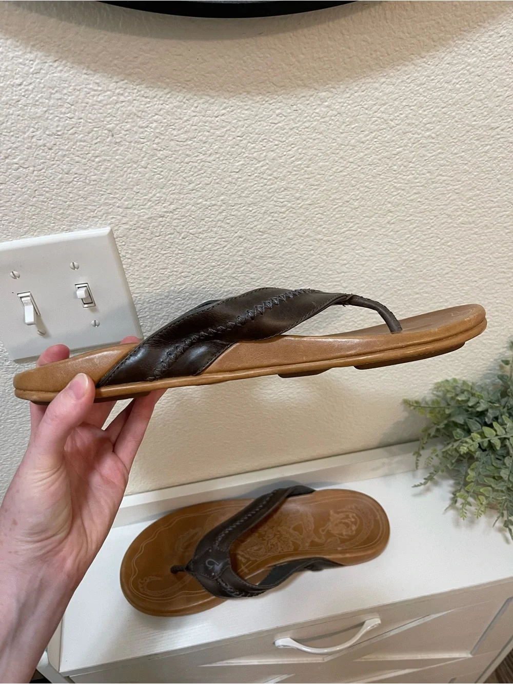 OluKai Mea Ola Leather Flip-Flop Sandals